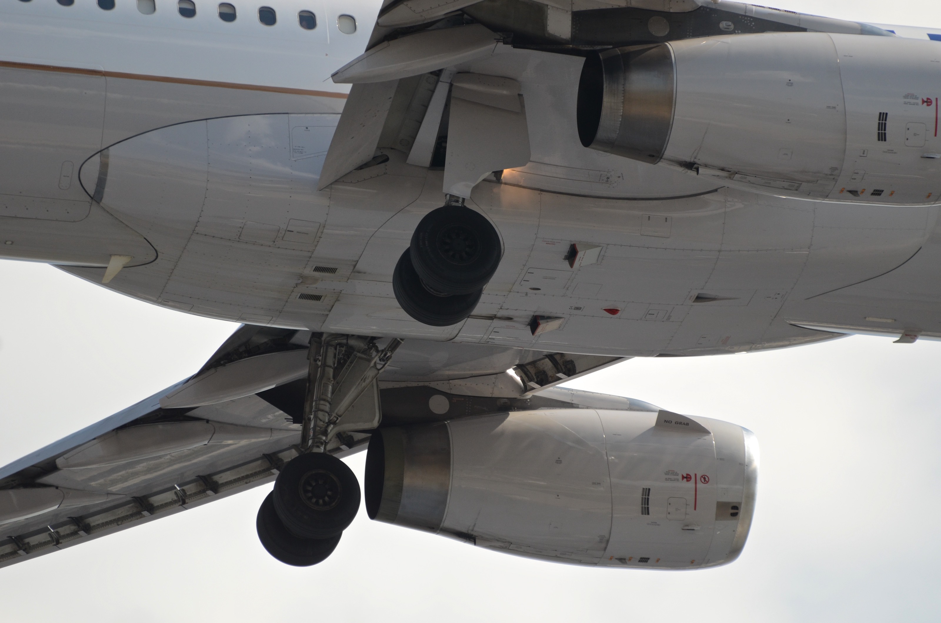 An V2500-equipped United Airlines Airbus A319 on final approach to Chicago-O'Hare International Airport.